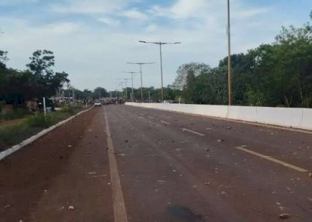 Pelo 4º dia com rodovia fechada, indígenas saem só com garantia de água