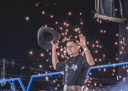 Felipe Mariano Santos, de Deodápolis, é o novo campeão Brasileiro de Rodeio