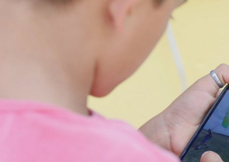 Senado aprova projeto para restringir uso de celular em escolas