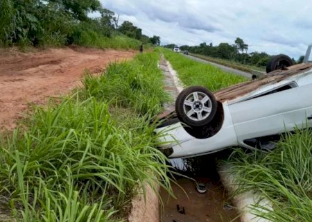 Motorista capota carro na BR-395 em Bataguassu