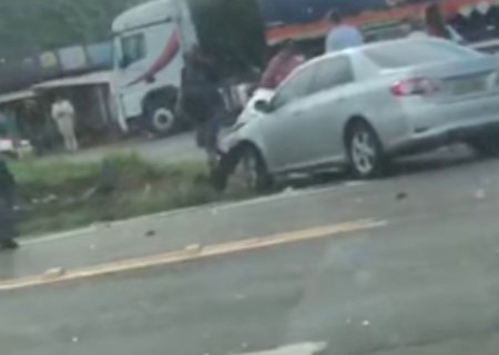 Colisão entre Corolla e caminhão boiadeiro deixa uma pessoa ferida na BR-163