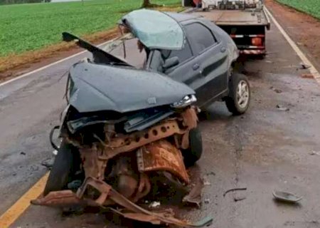 Acidente mata uma pessoa, deixa quatro feridos e racha carro ao meio em MS