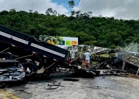 Acidente entre carreta e ônibus na rodovia deixa 22 mortos em Minas Gerais