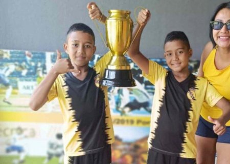 Muita disciplina e sem celulares: gêmeos que sonham em se tornar jogadores de futebol seguem rotina de treinos em MS
