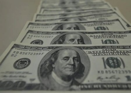 Dólar cai para R$ 5,86 e fecha no menor nível em dois meses