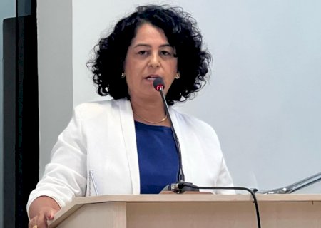 Vereadora Elizângela da Kombi solicita melhorias na Praça do BNH,  em Fátima do Sul