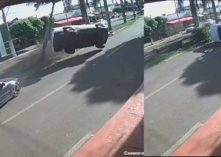 Caminhonete é atingida por carro e capota em Deodápolis