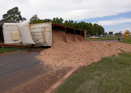 Carreta com cavaco tomba no trevo do San Fernando em Caarapó