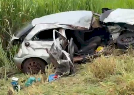 Em zigue-zague, carro bate em caminhão prancha e criança morre na BR-267 em Nova Alvorada do Sul