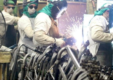 Indústria cai 0,1% em fevereiro e soma 5 meses sem crescimento