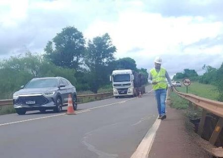 Obra emergencial interdita parcialmente trecho da BR-163 em Juti