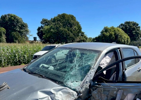 Caminhonete e Ônix se envolvem em grave acidente entre Fátima do Sul e Dourados