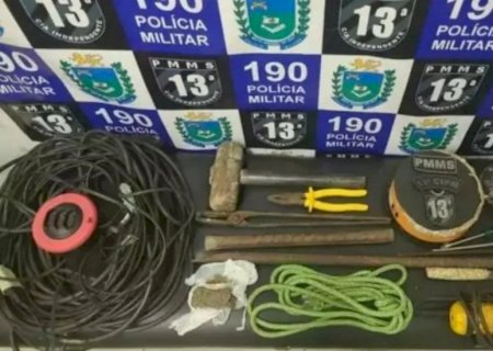 Bandidos invadem agência dos Correios pelo teto e acabam presos pela PM em Água Clara.