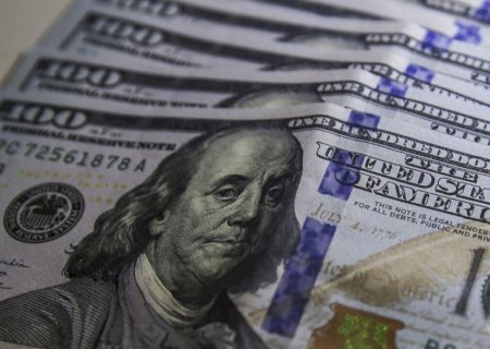 Apesar de ruído com IOF, dólar recua com ambiente externo favorável