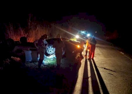 Carro capota e vai parar em matagal após colisão entre Deodápolis e Ivinhema na BR-376