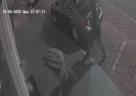 Dupla danifica porta de loja com pedradas em Nova Andradina (vídeo)