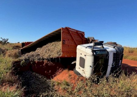 Duas carretas canavieiras tombam em menos de 24h na MS-473, em Nova Andradina