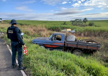 Motorista é arremessado ao capotar caminhonete no trevo de acesso a Jateí, na MS-141, entre Ivinhema e Navirai