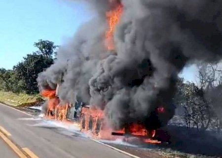 Incêndio destrói carreta na MS-134, em Nova Andradina (vídeo)