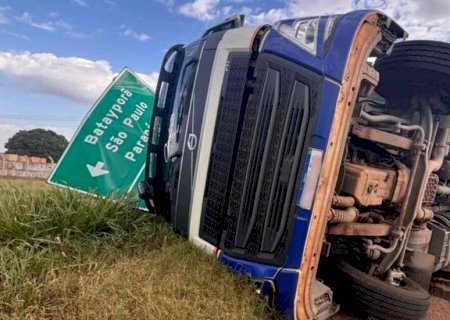 Carreta carregada com carne tomba no trevo de anel viário em Nova Andradina