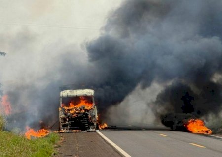 Carreta é destruída por incêndio após pneu estourar em Nova Andradina na MS-134