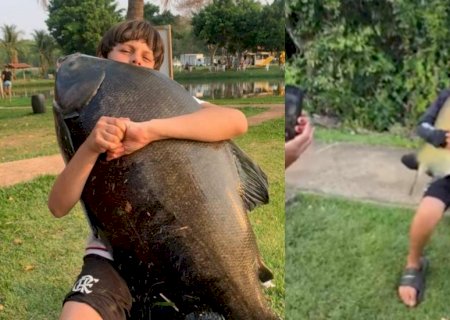 VÍDEO: Criança fica famosa por abraçar peixes grandes e vira referência em pescaria