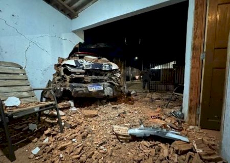 Viatura da PM  de Nova Andradina destrói muro de casa durante perseguição a motociclista