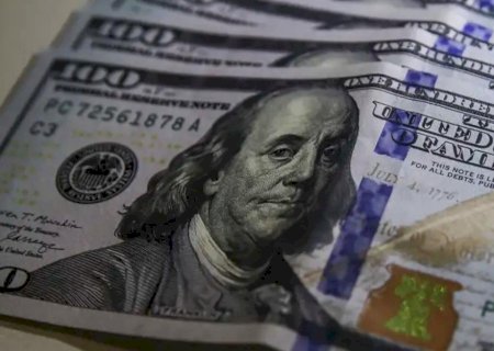 Dólar à vista cai 0,47% com negociação sobre tarifas no radar