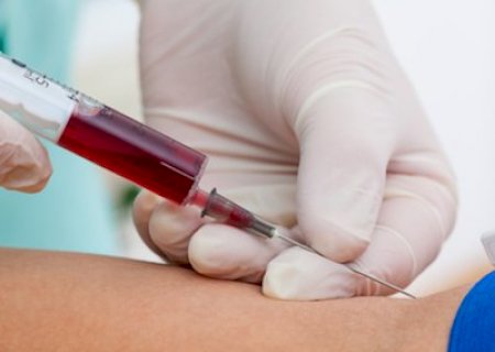 Professor é indiciado coletar sangue de mais de 40 alunos com a mesma agulha