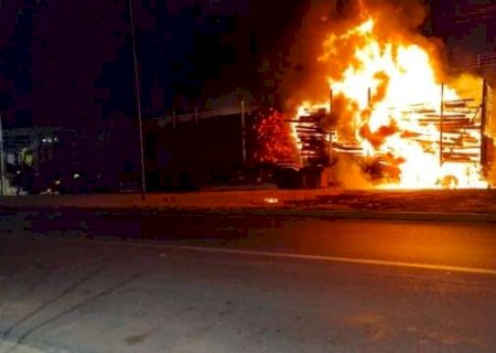 Fogo destr&oacute;i caminh&atilde;o de eucalipto na regi&atilde;o central de &Aacute;gua Clara