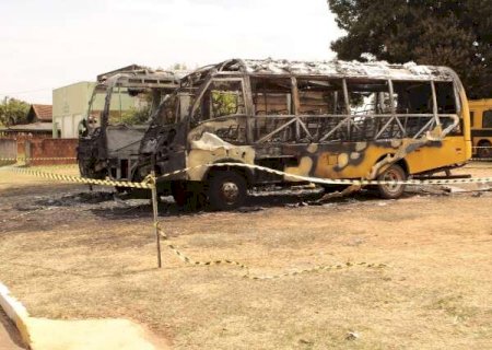 Dois &ocirc;nibus escolares s&atilde;o incendiados em frente ao pr&eacute;dio da Prefeitura de Juti