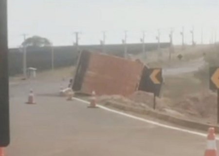 Caminhoneiro morre preso às ferragens após carreta tombar no trevo do Tamandaré, em Cassilândia