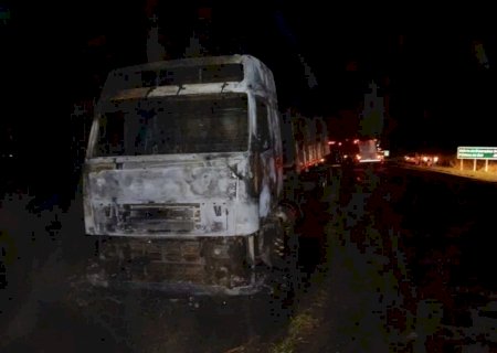 Caminhão pega fogo e chamas atingem vegetação e lavoura entre Deodápolis e Ivinhema na BR-376