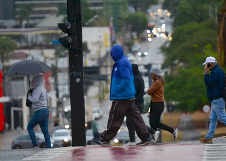 Frente fria derruba temperaturas e traz tempestades no fim de semana