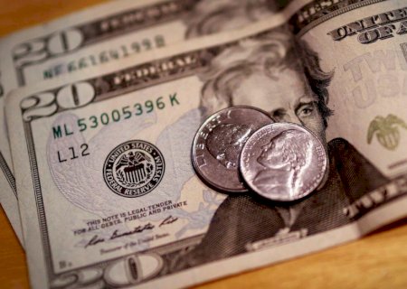 Dólar dispara e atinge R$ 5,50 com ameaça de Trump à China e risco fiscal