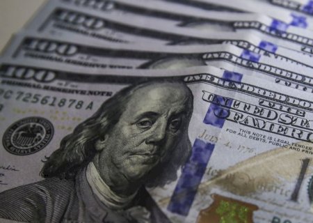 Dólar fecha em leve queda com mercado atento ao tom do BC dos EUA