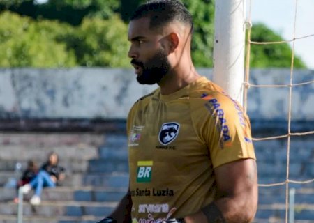 Goleiro brasileiro denuncia racismo em jogo de futebol na fronteira com MS