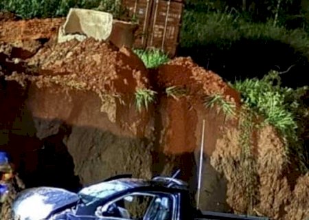 Saveiro cai em cratera e motorista fica ferido durante perseguição policial em Jardim