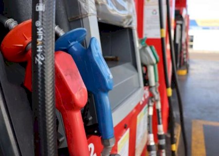 Preço da gasolina na refinaria já caiu 10,3% no ano, mas na bomba só cresce