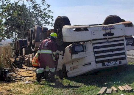 Motorista morre após caminhão carregado com milho tombar na BR-163 entre Caarapó e Juti