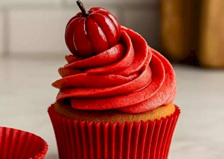 Rica em vitamina C, pitanga é fruta da estação que vira cupcake