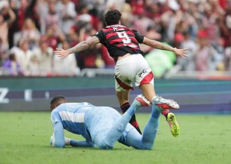 Flamengo vence Palmeiras por 3 a 2 no Maracan&atilde; e esquenta briga pelo t&iacute;tulo