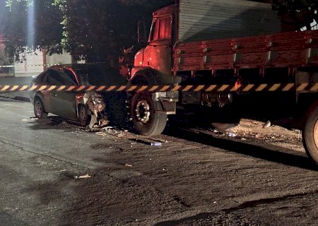 Colisão violenta em caminhão estacionado mata motorista e fere mulher em Nova Andradina
