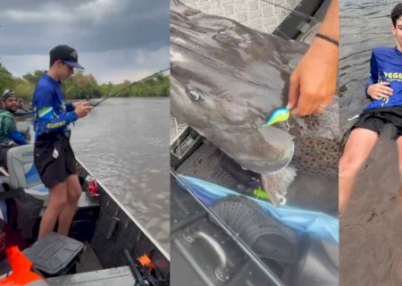 VÍDEO: ‘Demorou meia-hora pra tirar da água’: Jovem de 13 anos pesca peixe de quase de 1,80 metros em MS