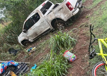 Em Deodápolis, S-10 capota e deixa mãe e filhos feridos