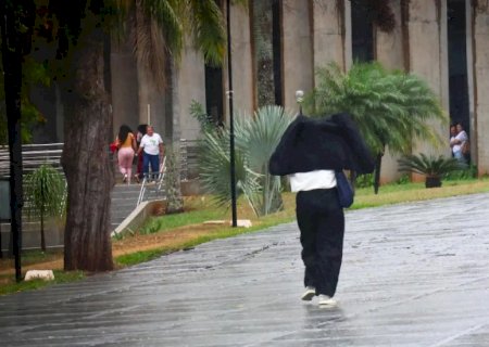 Semana começa com temperaturas amenas e alerta de chuva intensa em cidades de MS