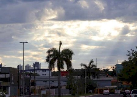 Ter&ccedil;a-feira ser&aacute; de sol e calor em MS, com m&aacute;ximas acima dos 37&deg;C