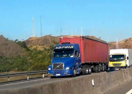 Transporte de cargas mantém ritmo e ajuda setor de serviços a avançar 0,6%