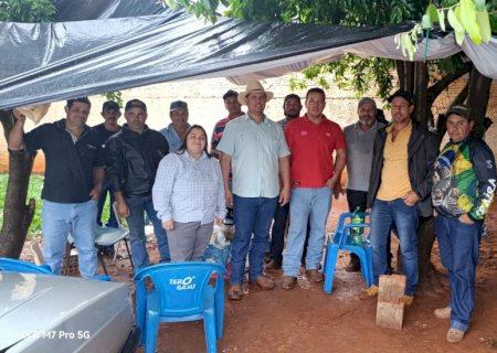 Produtores de leite fecham entrada de Laticínio Dica na MS-145 em Deodápolis por falta de pagamento