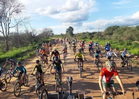 Aventura de bike por 120 km na Estrada Parque do Pantanal